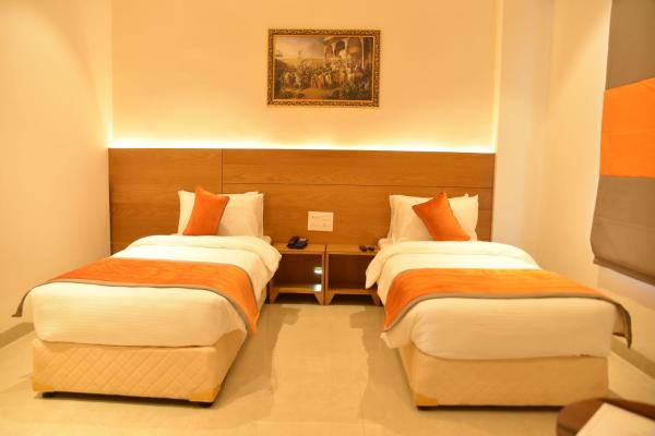 HOTEL ICON Rajpura, Rezerwuj Hotel Hotele w Punjab z parkingiem, Parking