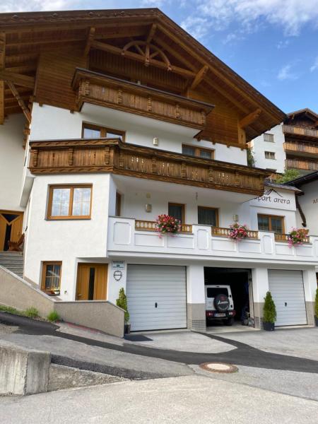 Apart Arera, Rezerwuj  Hotele w Tyrol z parkingiem, Parking