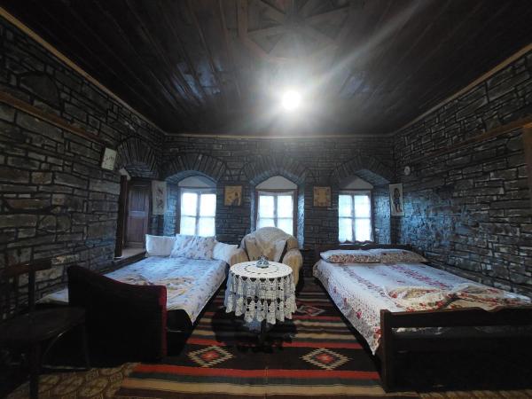 guest house in buhal, Rezerwuj  Hotele w Gjirokastër County z basenem, Basen