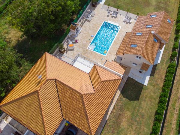 Resort Luka et Rafael, Rezerwuj  Hotele w Split-Dalmatia County z Basenem, Basen