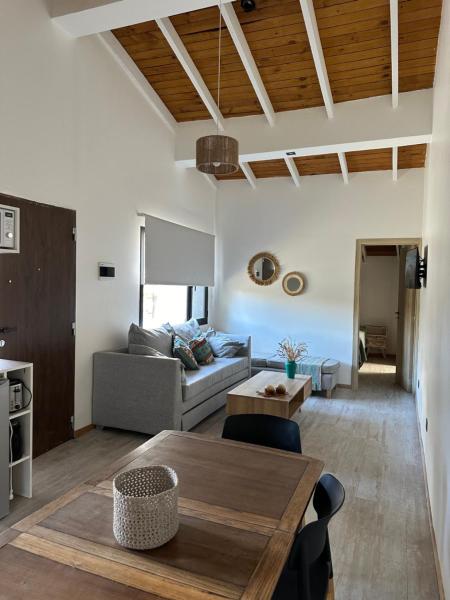 Apartamento hasta 4 personas con jardin, parrilla y, estacionamiento gratuito Ubicado cerca de la ciudad y, a 20 minutos del cerro Catedral, Rezerwuj  Hotele w Río Negro z parkingiem, Parking