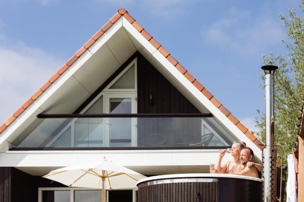 Vakantiehuis aan het water met hottub, Rezerwuj  Dokkum Fryzja