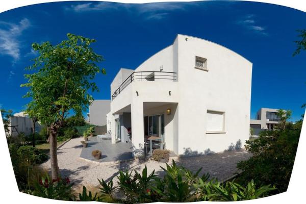 Villa St louis à 50m de la mer+6 velos +Piscine+climatisation, Rezerwuj  Hotele w Étang de Thau z basenem, Basen