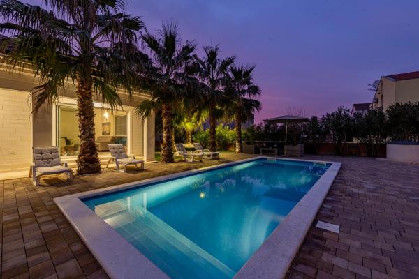 Luxury Villa Agape Palm Beach Tennisplatz, Rezerwuj  Hotele w Zadar County z basenem, Basen