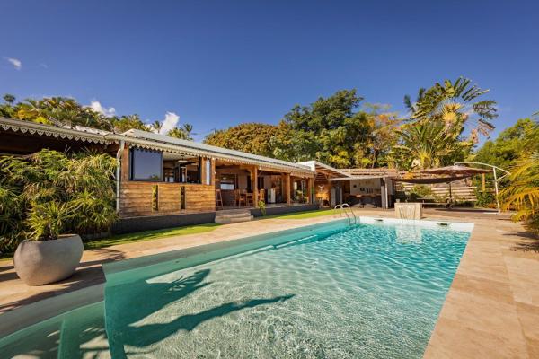 Villa Ô Pieds Nus 180m2 4 chambres piscine jardin tropical parking privé, Rezerwuj  Hotele w Saint-Paul z Basenem, Basen