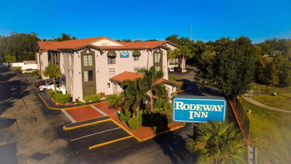Rodeway Inn & Suites Tampa, Rezerwuj Motel Hotele w Tampa z basenem, Basen