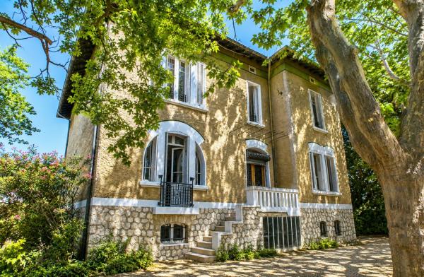 Chambre dans villa privée, charme et confort proche Vélodrome & plages - Parking privé, Rezerwuj  Hotele w Carros z basenem, Basen