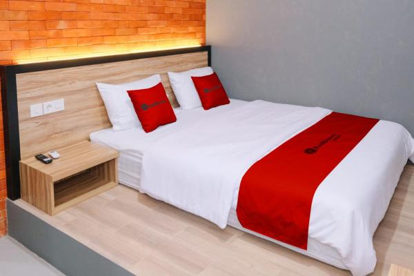 RedDoorz at Hotel DPraya Pati, Rezerwuj Hotel Pati Central Java