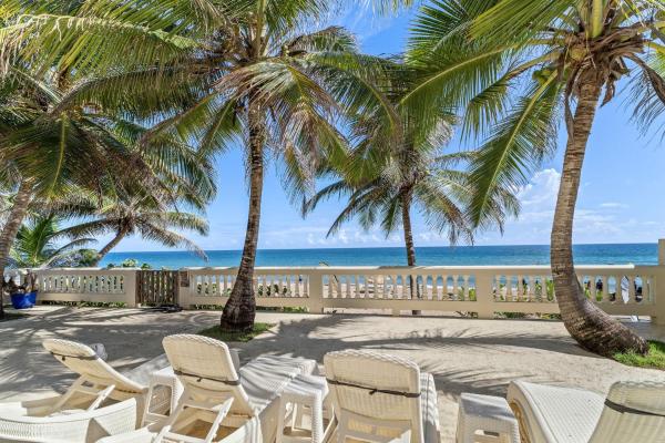 Sandy Beach Villa - Spectacular setting on the beach (full service generator), Rezerwuj  Rincon Aguadilla