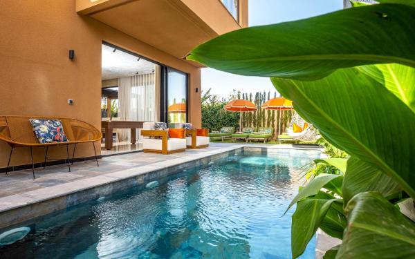 Villa ZINA I Luxe I Piscine chauffée I Wifi I Proche centre Ville, Rezerwuj  Hotele w Marrakech-Tensift-Haouz z Parkingiem, Parking