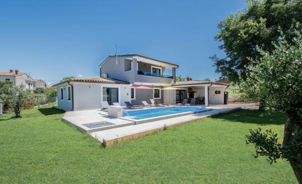 Villa Vala with a large yard near Pula - by Istrabook, Rezerwuj  Hotele w Pula Region z basenem, Basen
