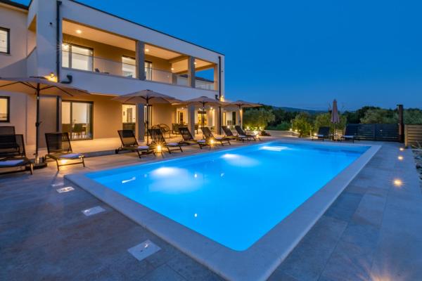 Villa Silente, modern and luxurious villa hugged by nature, Rezerwuj  Stalije Istria