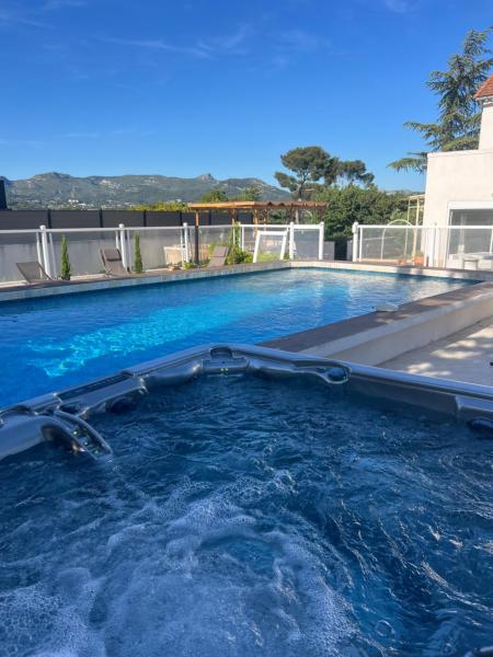 Villa piscine Marseille, Rezerwuj  Hotele w Carros z basenem, Basen