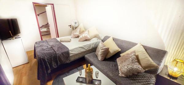 Au 26BIS 2 Appartements MONTREUX 1 Apartment niveau 0 et un autre appartement duplex niveau 1 et 2 15 minutes à pieds du centre de Montreux Lac Léman idéal pour balades en ville Montagne festivals Casino plages ski Fredy Mercury Marché de Noël, Rezerwuj Apartament Montreux Lavaux