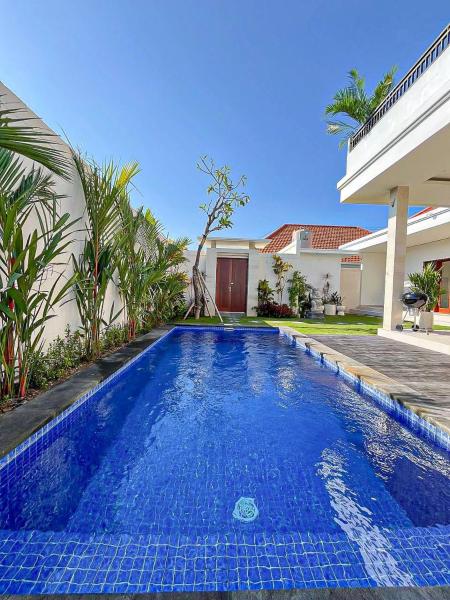 Canggu\s Hottest Spot - Brand New Villa with Rooftop Views 2BRs and PS5, Rezerwuj  Hotele w Badung z Basenem, Basen