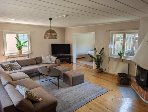 Tranquil Villa with Garden Views & Terrace 3BR, Rezerwuj  Visby 