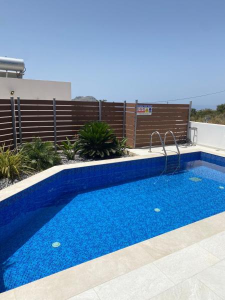 Villa SHIRIN, Rezerwuj  Hotele w Marioú z Basenem, Basen