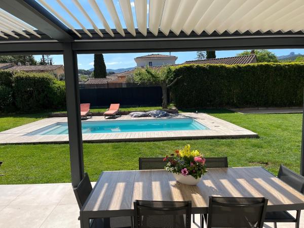Villa du sud, Rezerwuj  Hotele w Carros z basenem, Basen