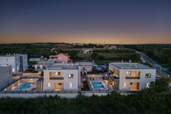 Villa Leonarda ZadarVillas, Rezerwuj  Hotele w Nin z basenem, Basen