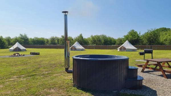 Salomon Glamping, Rezerwuj Pole kempingowe Mooste 