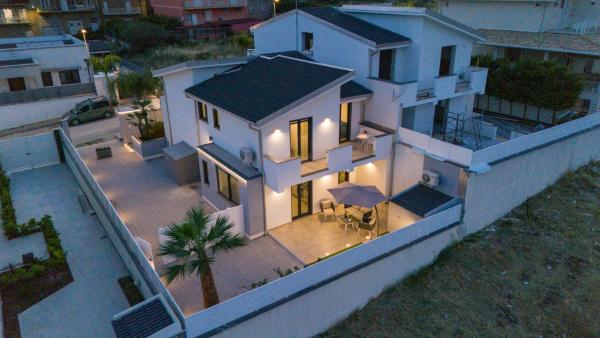 Vilè Home - Intera Villa, Rezerwuj  Hotele w Sycylia z parkingiem, Parking