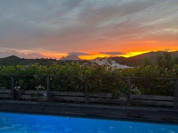Nouveau ! Villa au Diamant, Rezerwuj  Hotele w Fort-de-France z Basenem, Basen
