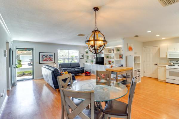 Lanai & Gas Grill: Bright Home in The Villages, Rezerwuj Hotel Hotele w The Villages z basenem, Basen