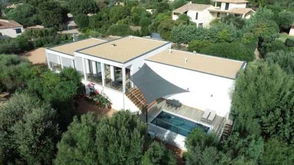 Villa La Rondina vue mer, piscine et plage à pied., Rezerwuj  Hotele w Korsyka z Basenem, Basen