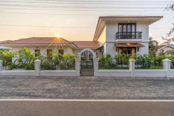 Villa Anjor, Villas By Noor, Rezerwuj  Hotele w Aldona z Basenem, Basen