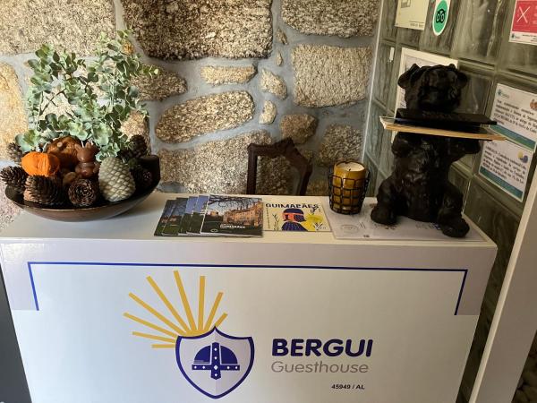 Bergui Guesthouse - Em Guimarães desde 2017, Rezerwuj  Hotele w Norte Region z Basenem, Basen