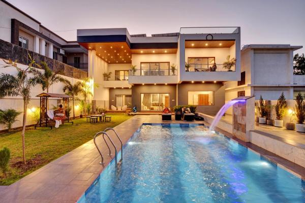 Elivaas Horizon Luxe 5BHK Villa with Pvt Pool, Udaipur, Rezerwuj Willa Hotele w Rajasthan z basenem, Basen