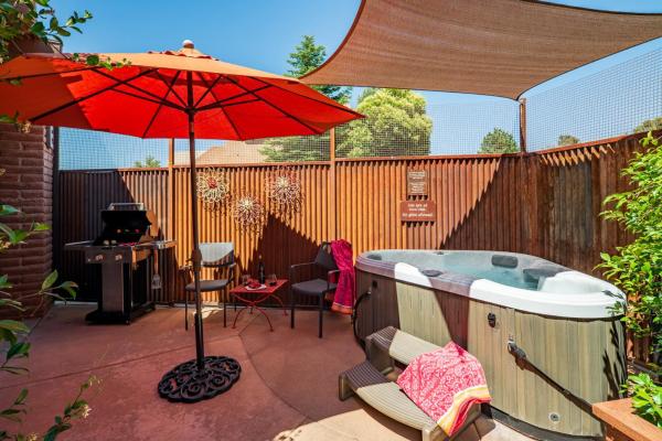 Desert Poppy Villa- Romantic Getaway, Rezerwuj  Hotele w Arizona z Parkingiem, Parking