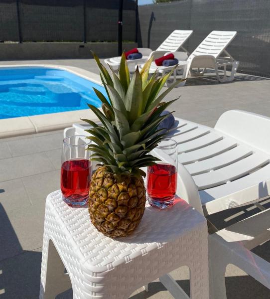 Apartments Ukić with a large outdoor swimming pool, Rezerwuj Apartament Hotele w Split-Dalmatia County z Basenem, Basen