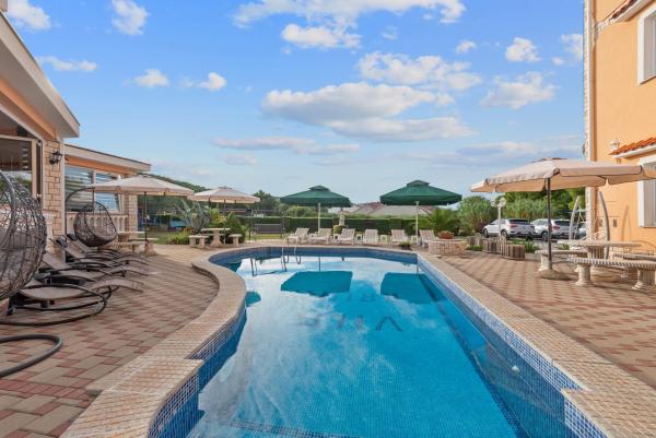 Family-friendly apartments with swimming pool Kraj, Pasman - 334, Rezerwuj Apartament Hotele w Pasman Island z Basenem, Basen