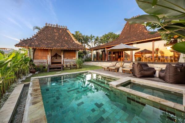 Charming 2BR Wooden Villa with Lush Garden Oasis by Santi Management, Rezerwuj  Hotele w Bali z Parkingiem, Parking