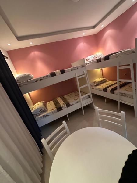 Blloku Vibes Hostel - Female Only, Rezerwuj  Tirana 
