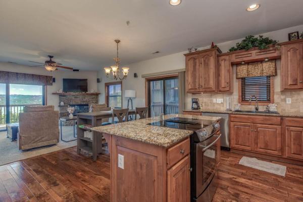 2BR Village At Indian Point 1604 near SDC, Rezerwuj  Hotele w Missouri z Basenem, Basen