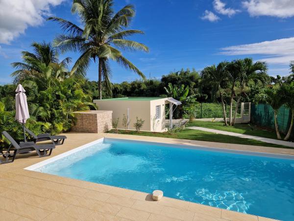 BUNGALOW PISCINE ZEN & GREEN - confort, Rezerwuj  Hotele w Basse-Terre z Basenem, Basen