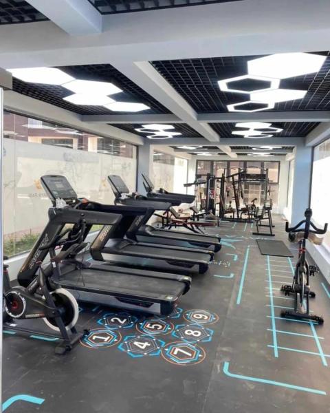 luxury living one bedroom apartment with fully equipped gym heated swimming pool children playing ground and a relaxing rooftop with amazing city views, Rezerwuj  Nairobi Hotele...