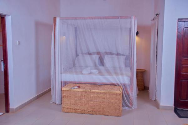 Elsewhere-Farakunku Eco Lodges, Rezerwuj  Hotele w Kombo South z Basenem, Basen