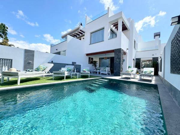 Welcome to Villa Bali a luxurious modern getaway, Rezerwuj  Hotele w Teneryfa z Parkingiem, Parking