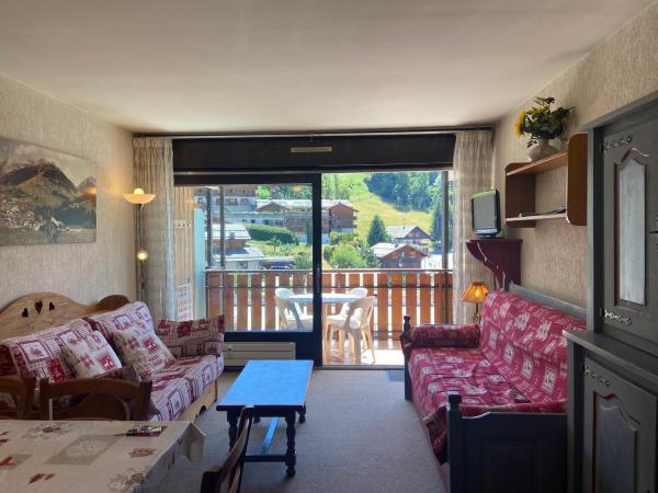 Appartement 2 Pièces avec Terrasse et Parking, Centre Village à La Clusaz, Proche Pistes et Commerces - FR-1-437-96, Rezerwuj  Hotele w Owernia z Parkingiem, Parking