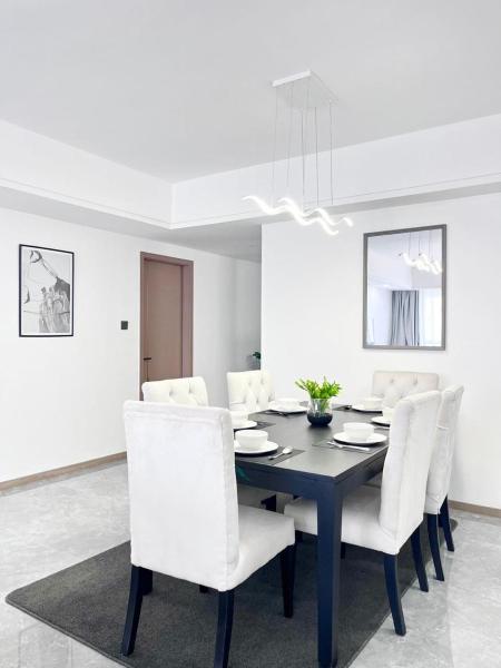 elegant luxurious three bedroom with swimming pool well equipped gym ample parking space and children playing ground and a relaxing rooftop with and amazing scenic city views, Rezerwuj  Nairobi Hotele...