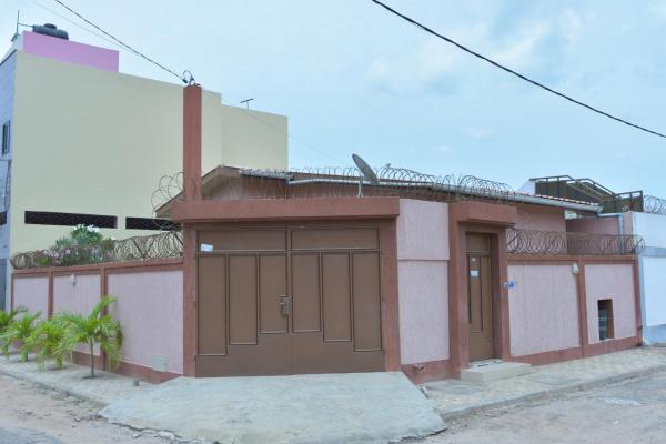 Villa - Cite Mokpokpo Lomé Togo, Rezerwuj  Hotele w Atigan z Parkingiem, Parking