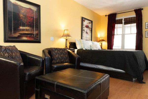Bella Paradiso 11 King Bed Studio Walk to Downtown, Rezerwuj  Hotele w Ozark z parkingiem, Parking
