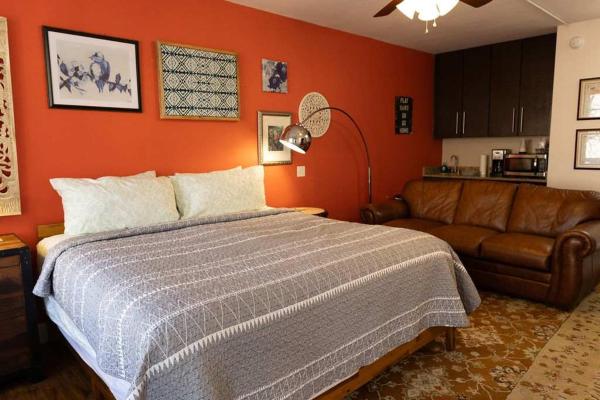 Bella Paradiso 5 King Bed Studio Walk to Downtown, Rezerwuj  Hotele w Ozark z parkingiem, Parking