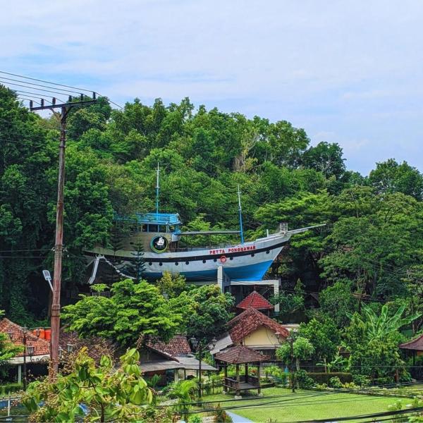 Rumpal Cafe dan Vila, Rezerwuj  Sambipilu Yogyakarta