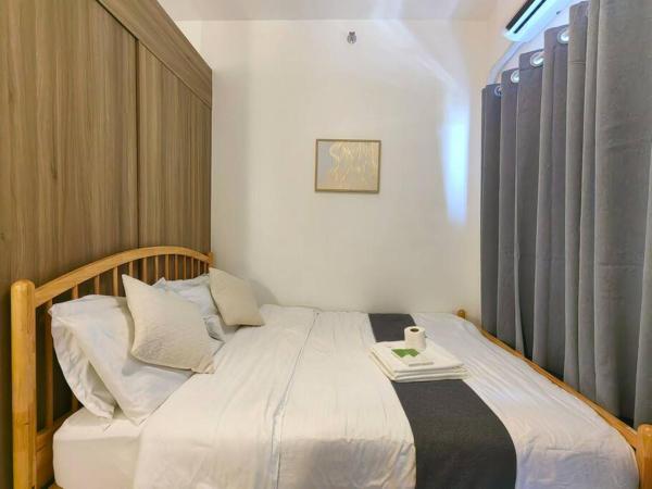 1BR Condotel with Balcony at FAME Residences #FM55, Rezerwuj  Hotele w Manila z Basenem, Basen