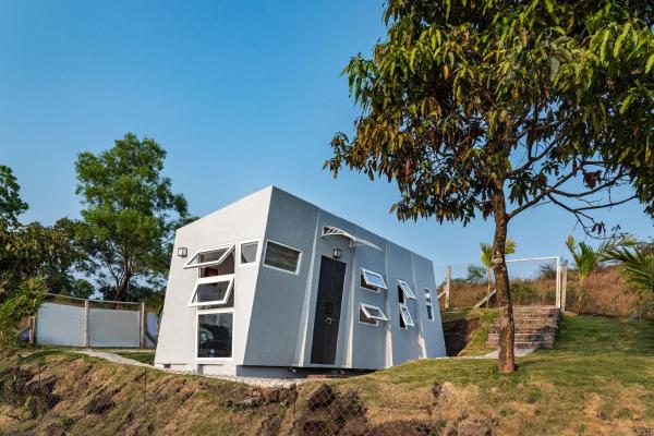 Twist, Tiny home on the Cliff, Rezerwuj  Hotele w Lavasa z parkingiem, Parking