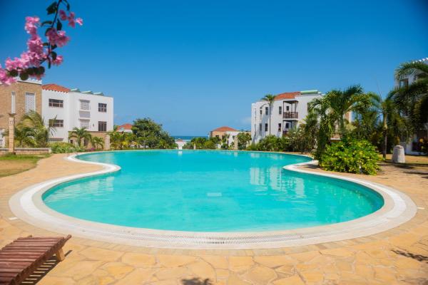 Njakaimba Beachfront Villa., Rezerwuj  Hotele w Coast Region z Basenem, Basen